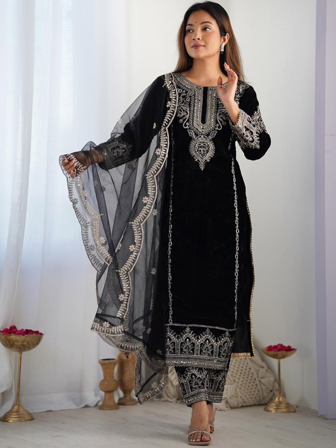 

HARI FASHION Ethnic Motif Embroidered Zari Sequinned Velvet Kurta With Trouser And Dupatta, Black