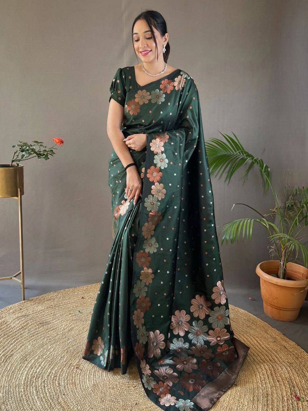 

ZIBLON Woven Design Floral Zari Banarasi Saree, Green