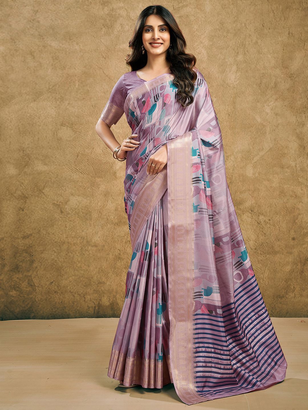 

Mitera Geometric Printed Saree With Blouse Piece, Mauve