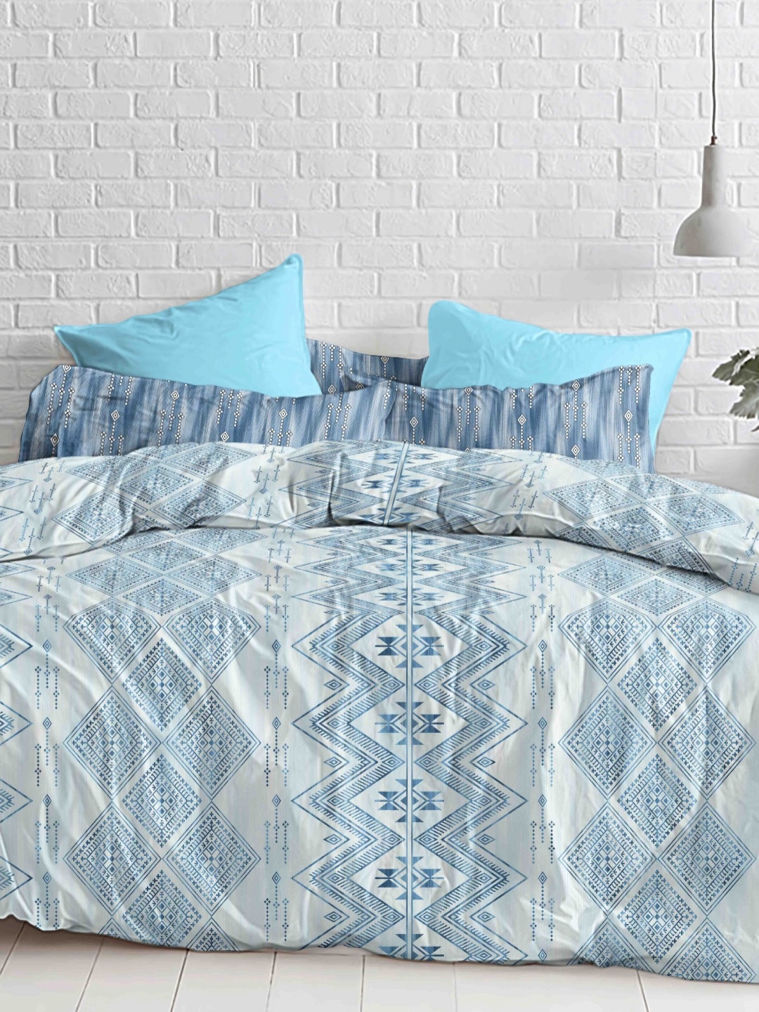 

Ariana Blue & White Geometric Printed 144 TC Cotton King Bedsheet Set 2.70 m x 2.25 m