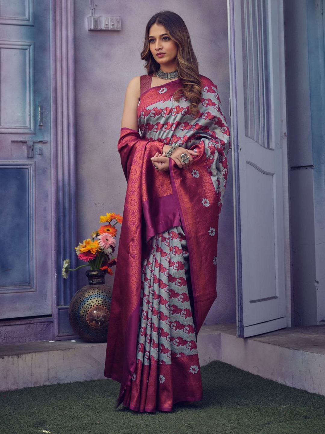 

ZIKARAA Woven Design Pure Silk Saree, Grey