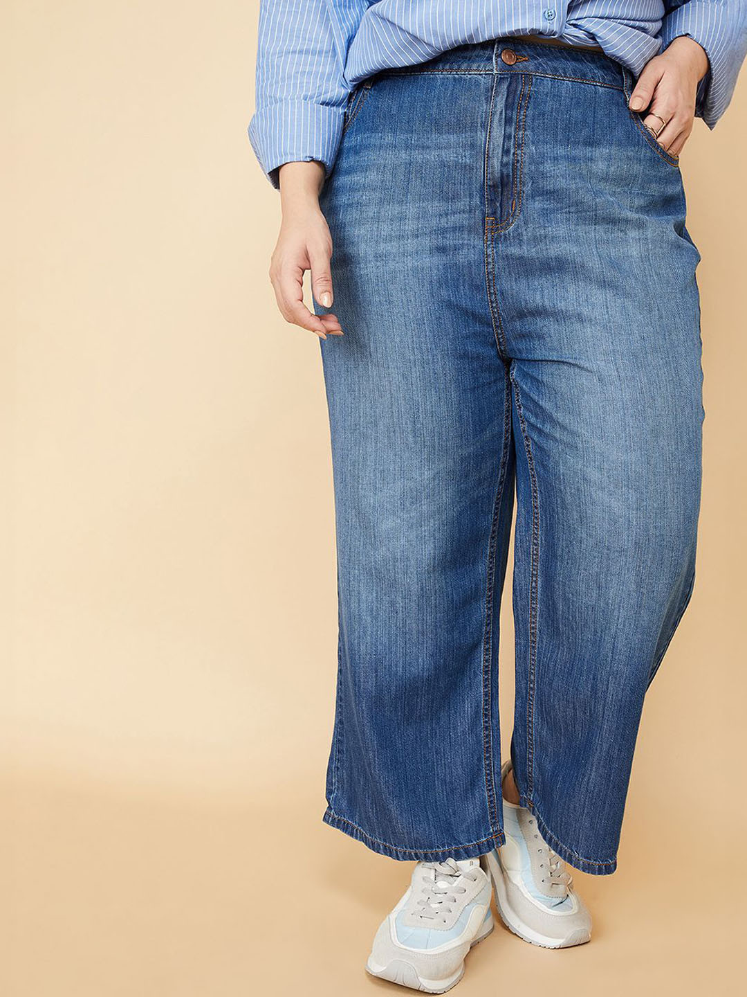 

max Women Mid-Rise Regular Fit Light Fade Jeans, Blue