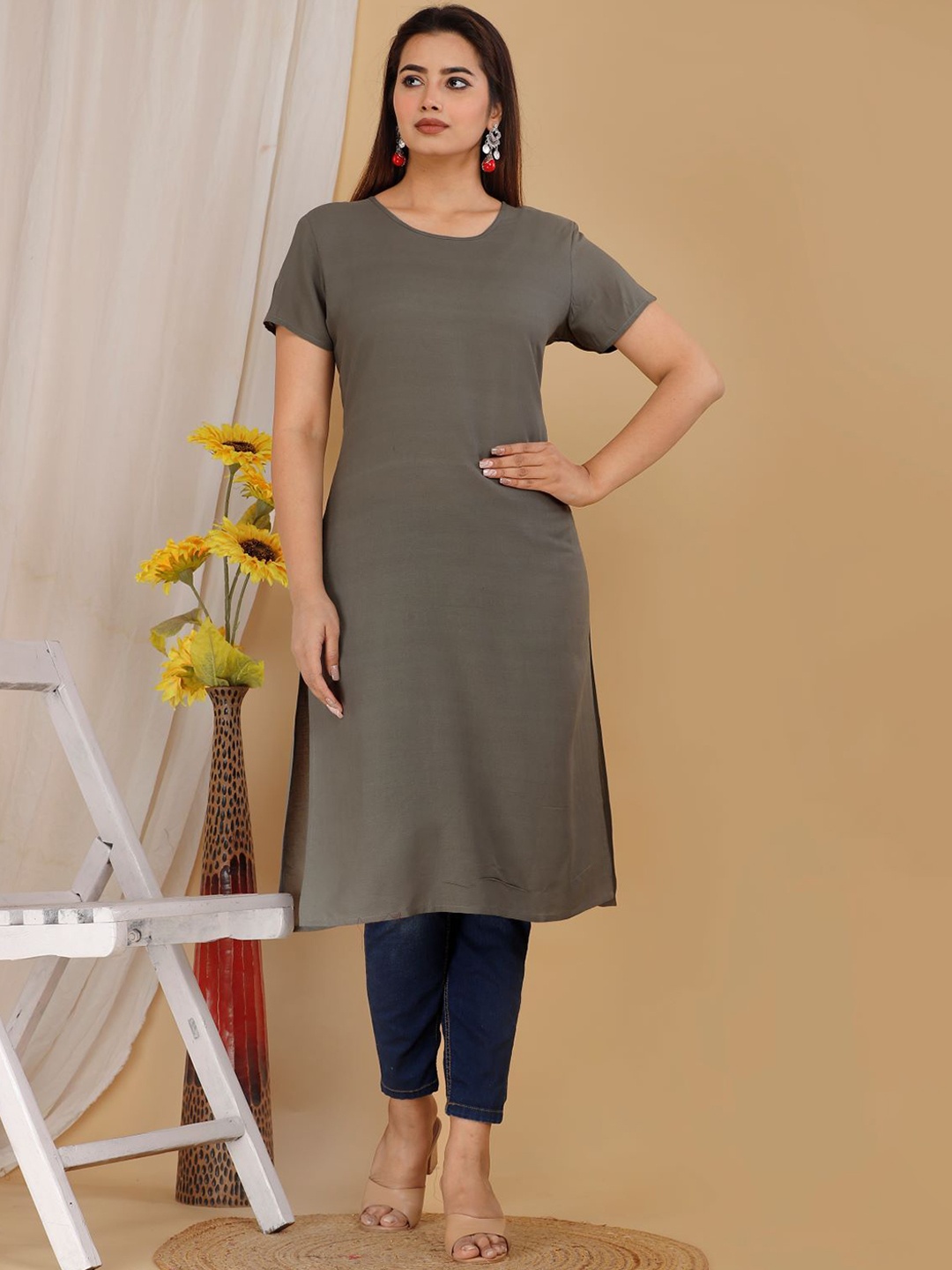

Mehsoos Solid Round Neck Straight Kurta, Grey