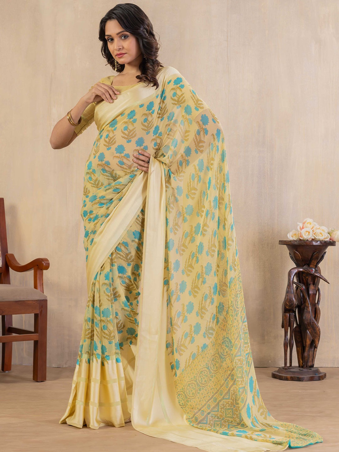 

Rhey Floral Printed Saree, Cream