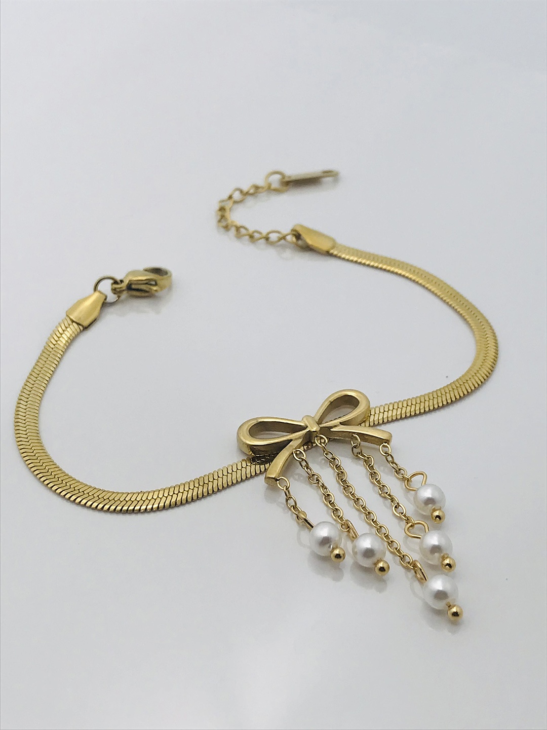 

ANJNI CREATION Gold-Plated Stainless Steel Tarnish-Free Bow Pearls Link Bracelet