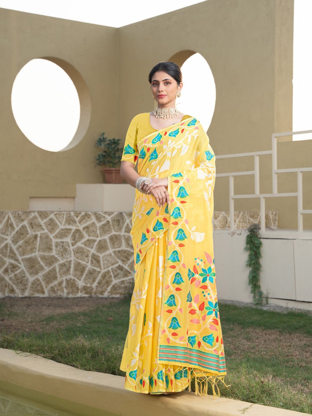 

ISHIKA FAB Floral Zari Pure Cotton Jamdani Saree, Yellow