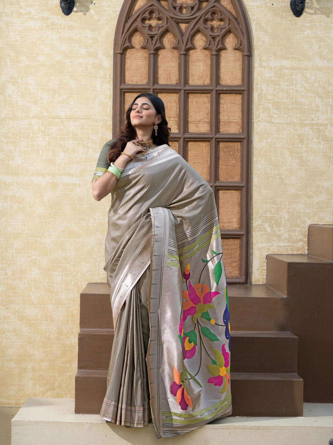 

ISHIKA FAB Floral Zari Paithani Saree, Grey