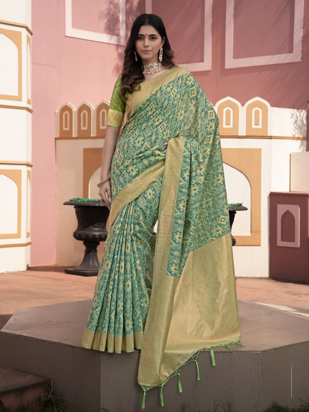 

ISHIKA FAB Ikat Saree, Green