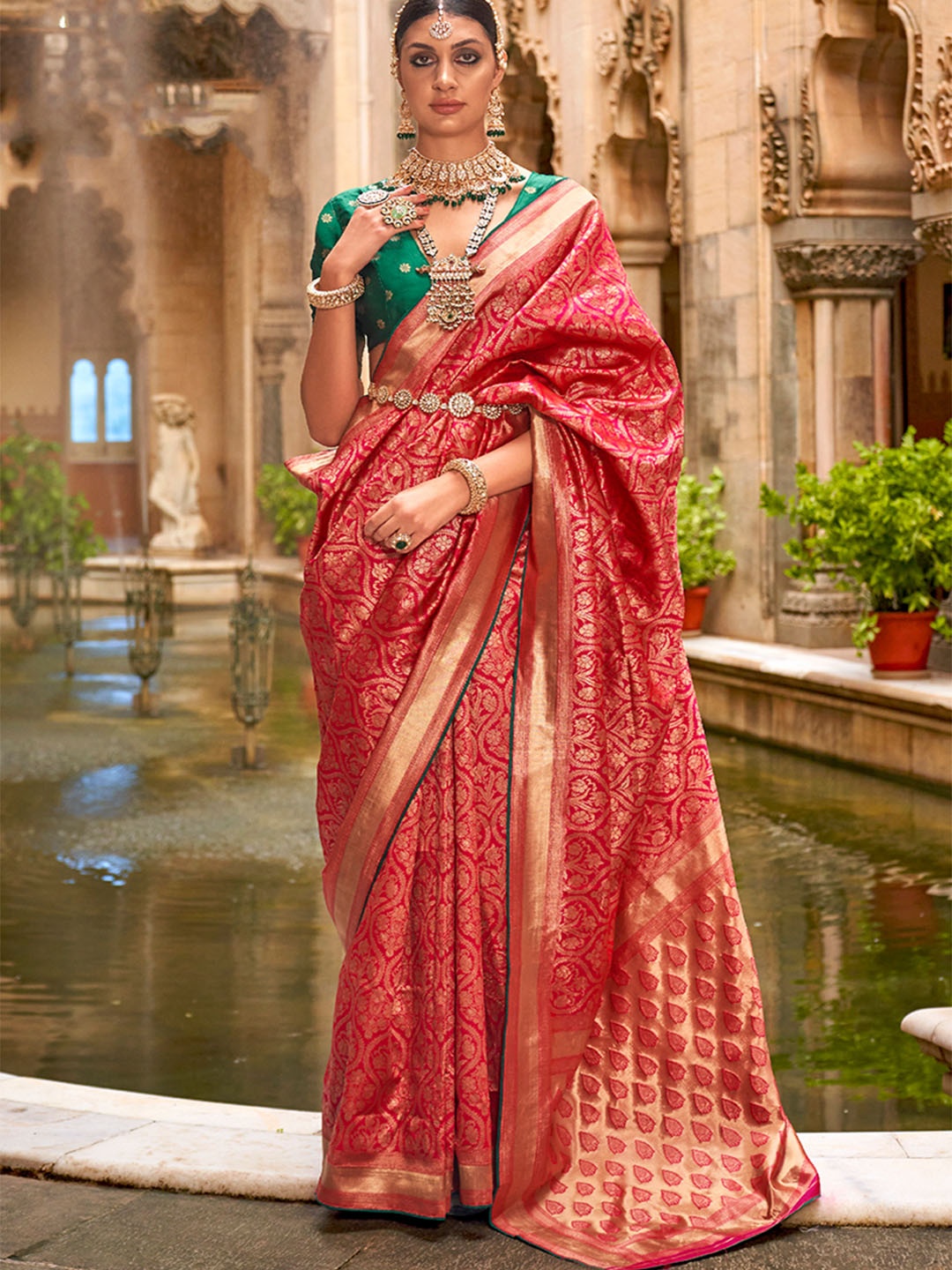 

MONJOLIKA FASHION Ethnic Motifs Zari Silk Blend Banarasi Saree, Red
