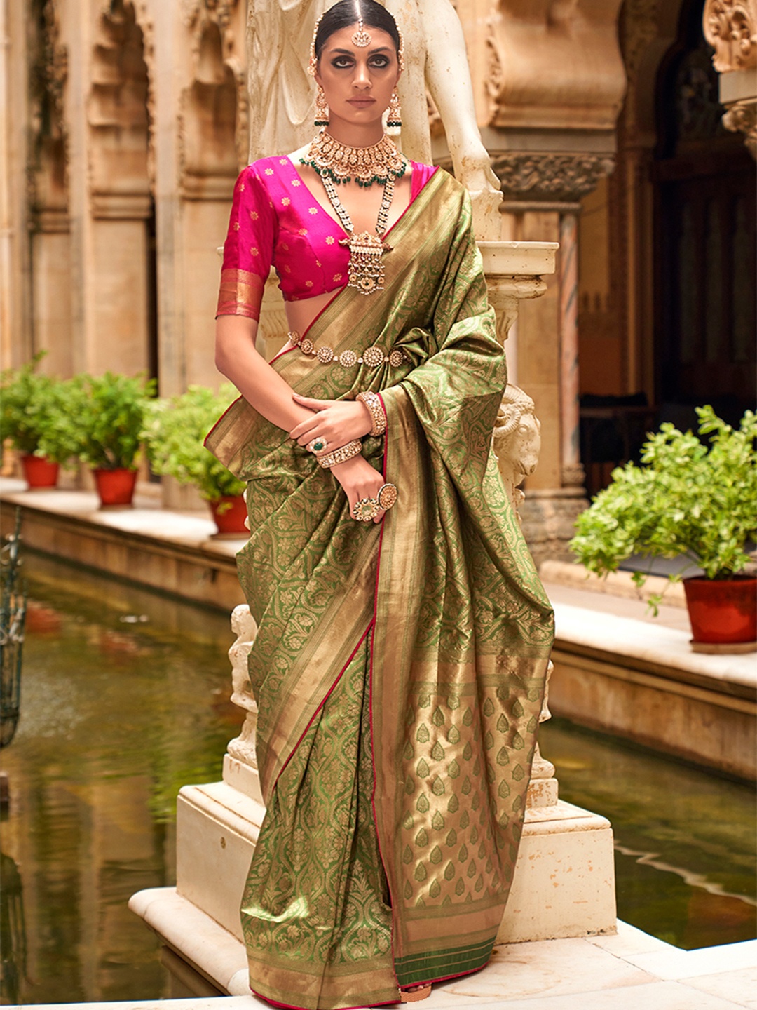 

MONJOLIKA FASHION Woven Design Zari Banarasi Saree, Green