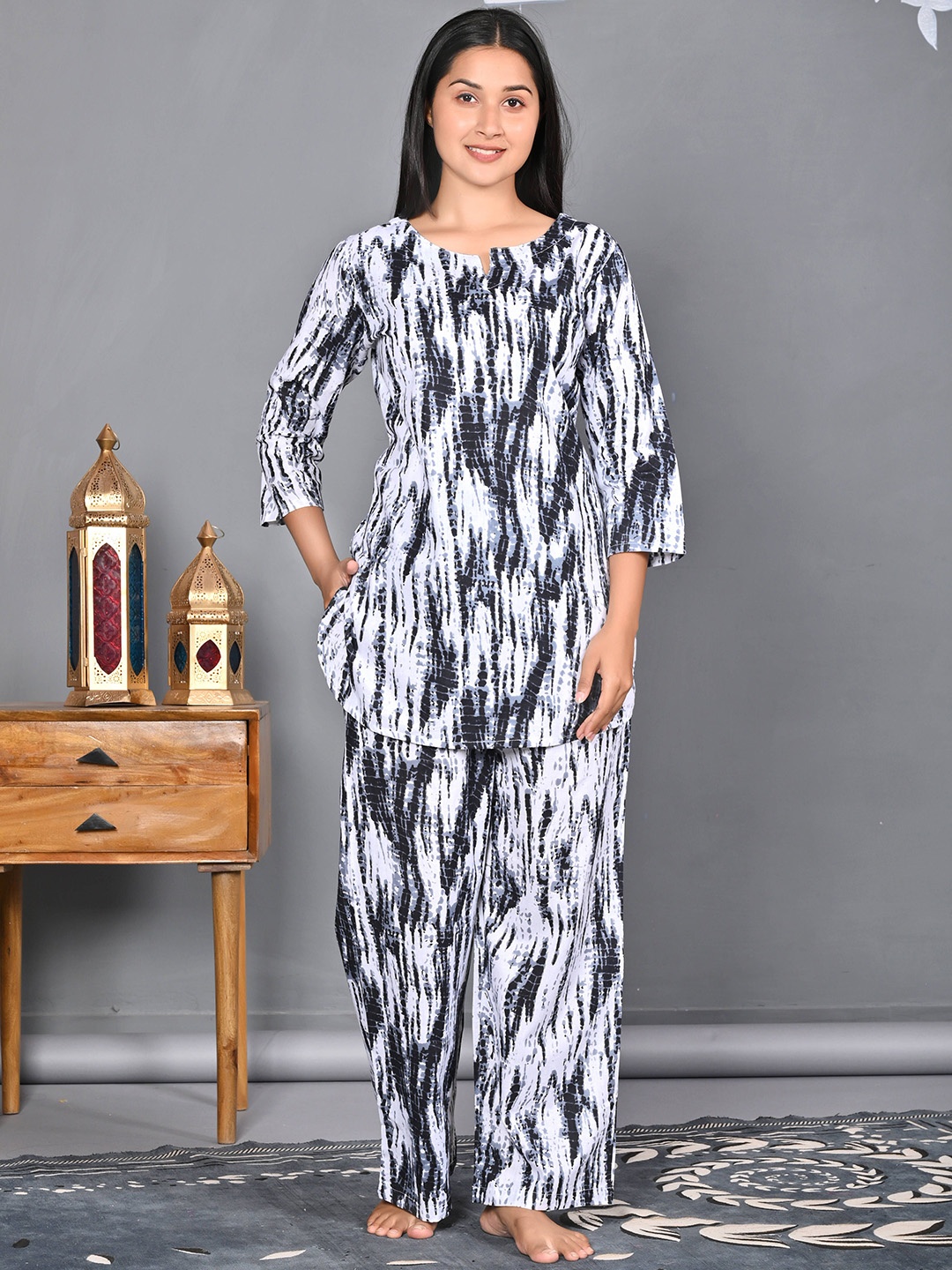 

Dreambe Women Abstract Printed Pure Cotton Night suit, Black