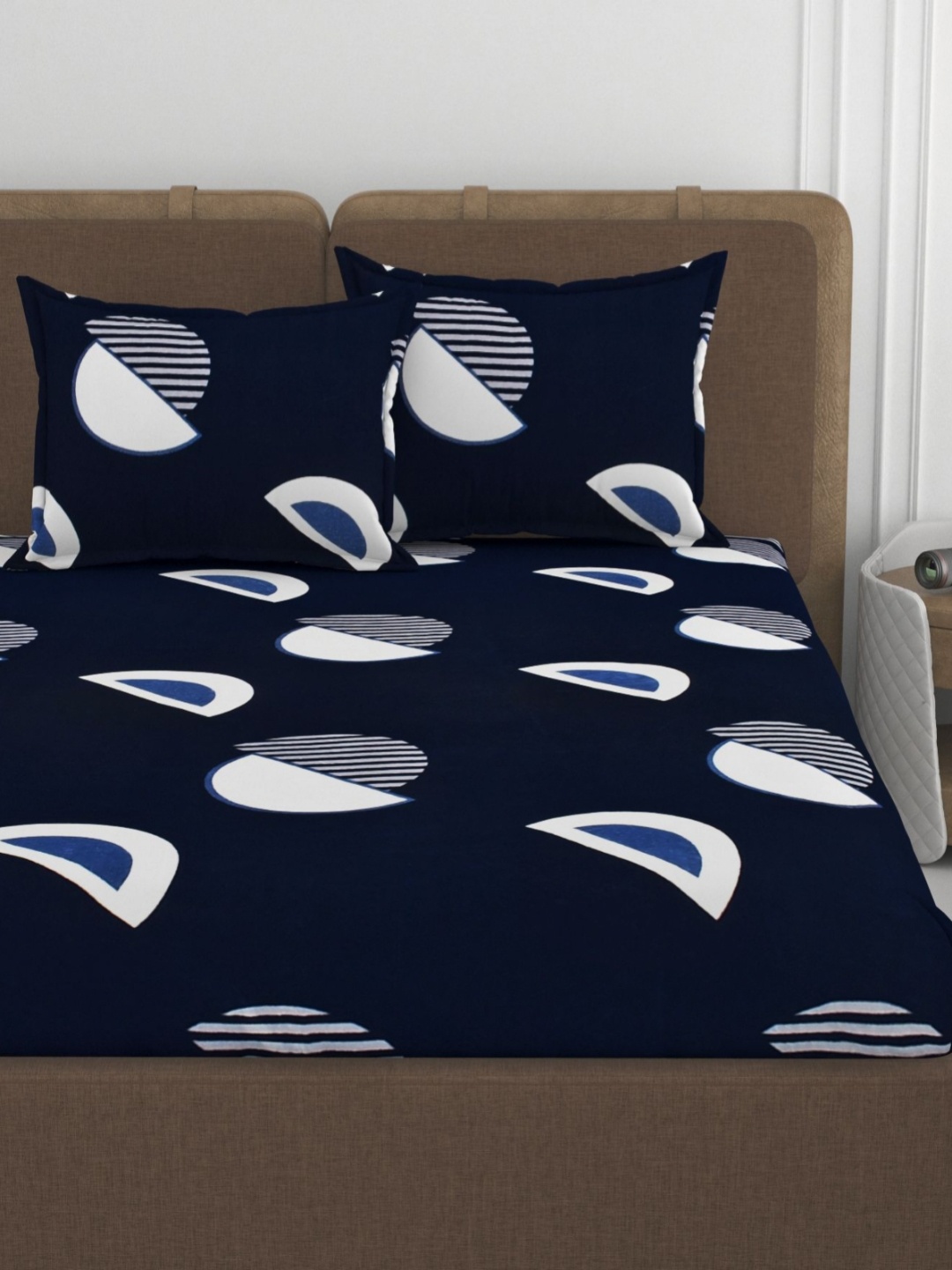 

VOMZER Blue & White Geometric Woolen 350 TC Double King Bedsheet Set-2.54 m x 2.28 m