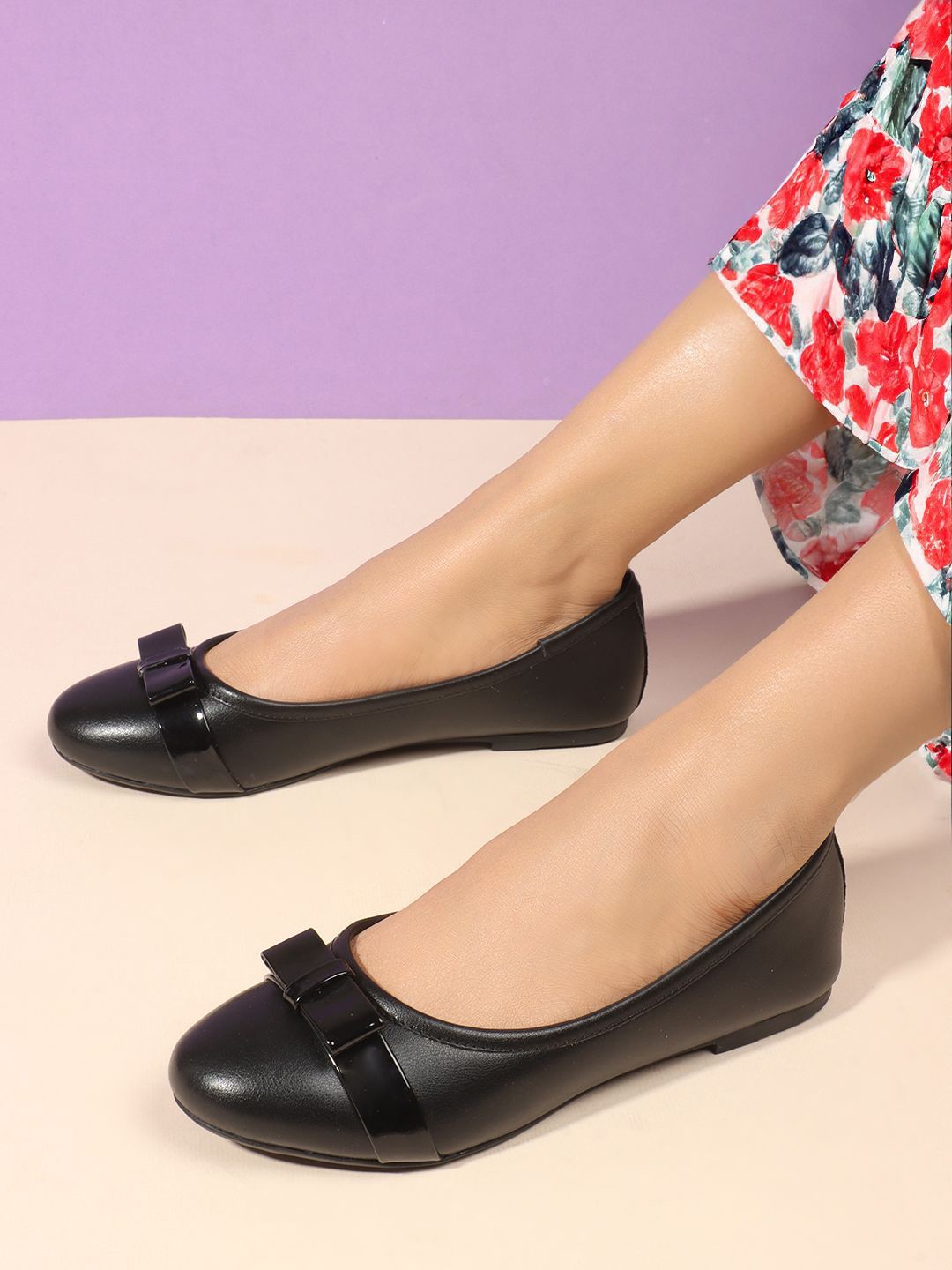 

Carlton London Women Ballerinas With Bows, Black
