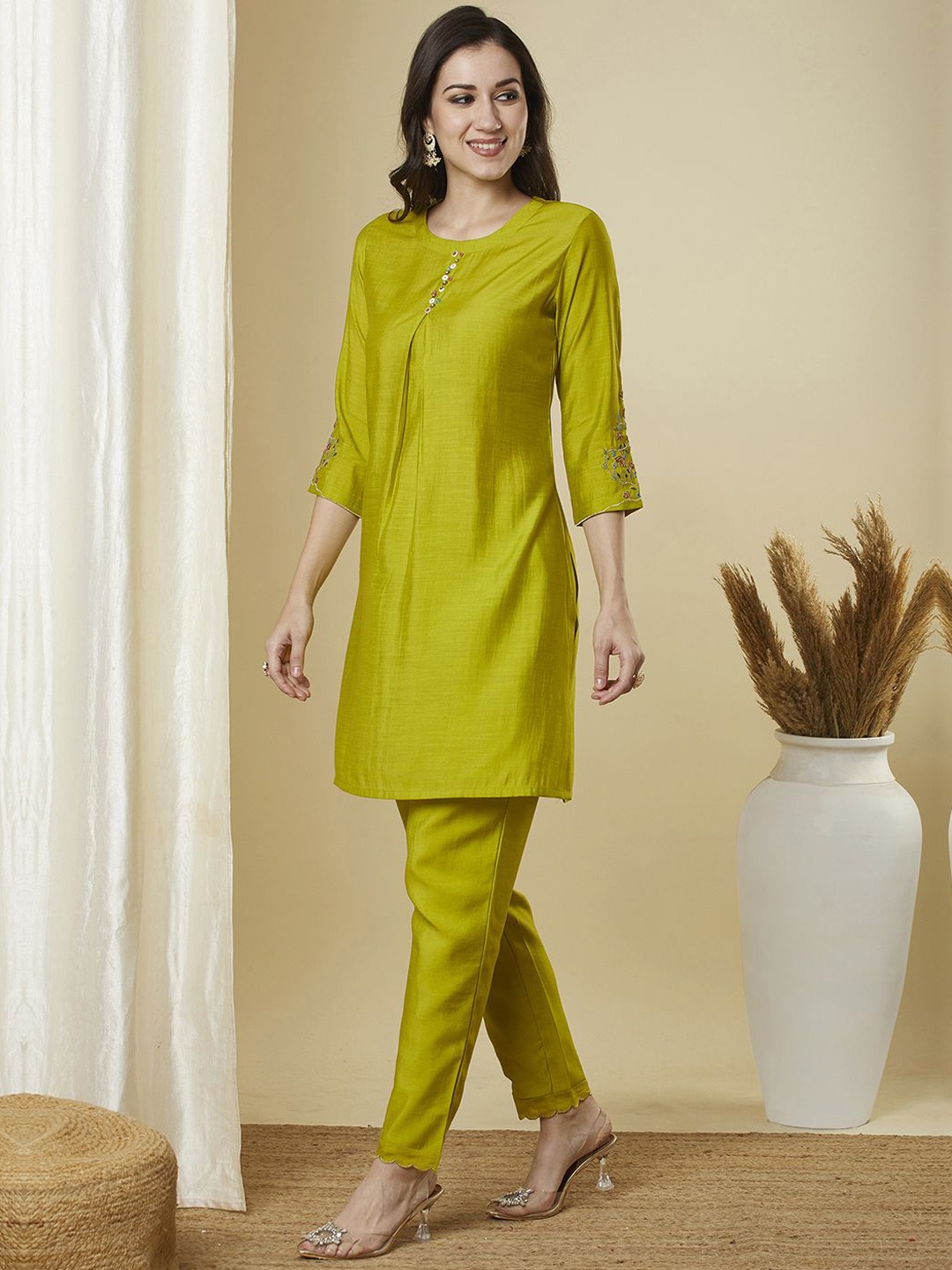 

KAMI KUBI Embroidered Round Neck Tunic & Trouser, Lime green