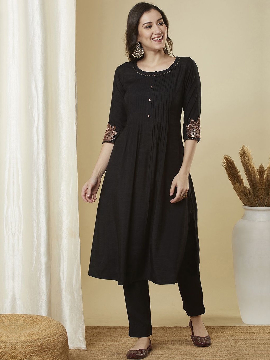 

KAMI KUBI Sequinned Pleated Round Neck A-Line Kurta with Trousers, Black