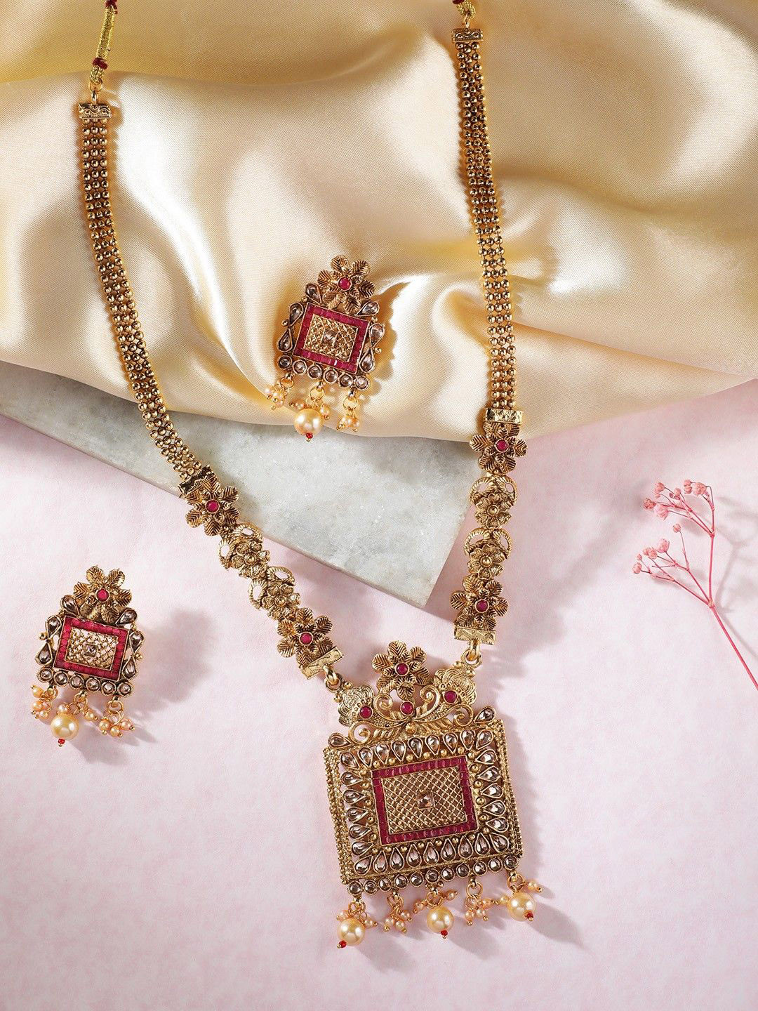 

ORANGENYSHA Gold-Plated Kundan-Studded & Pearls Beaded Floral Design Jewellery Set