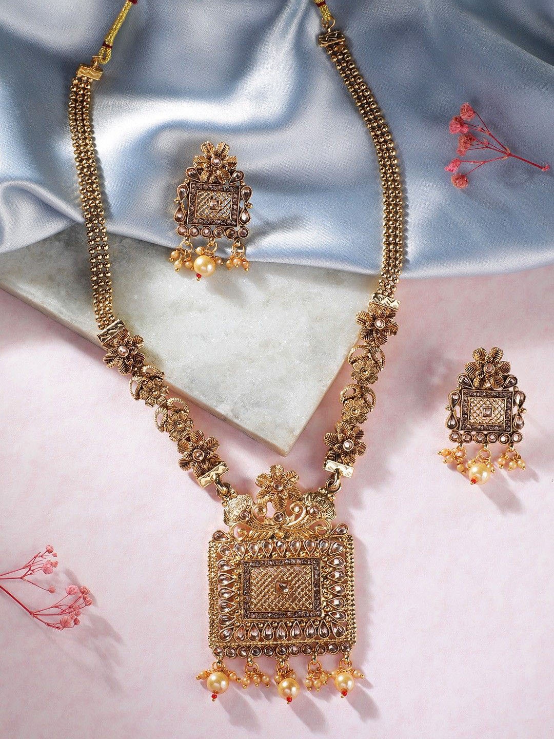 

ORANGENYSHA Gold-Plated Kundan-Studded & Pearls Beaded Floral Design Jewellery Set