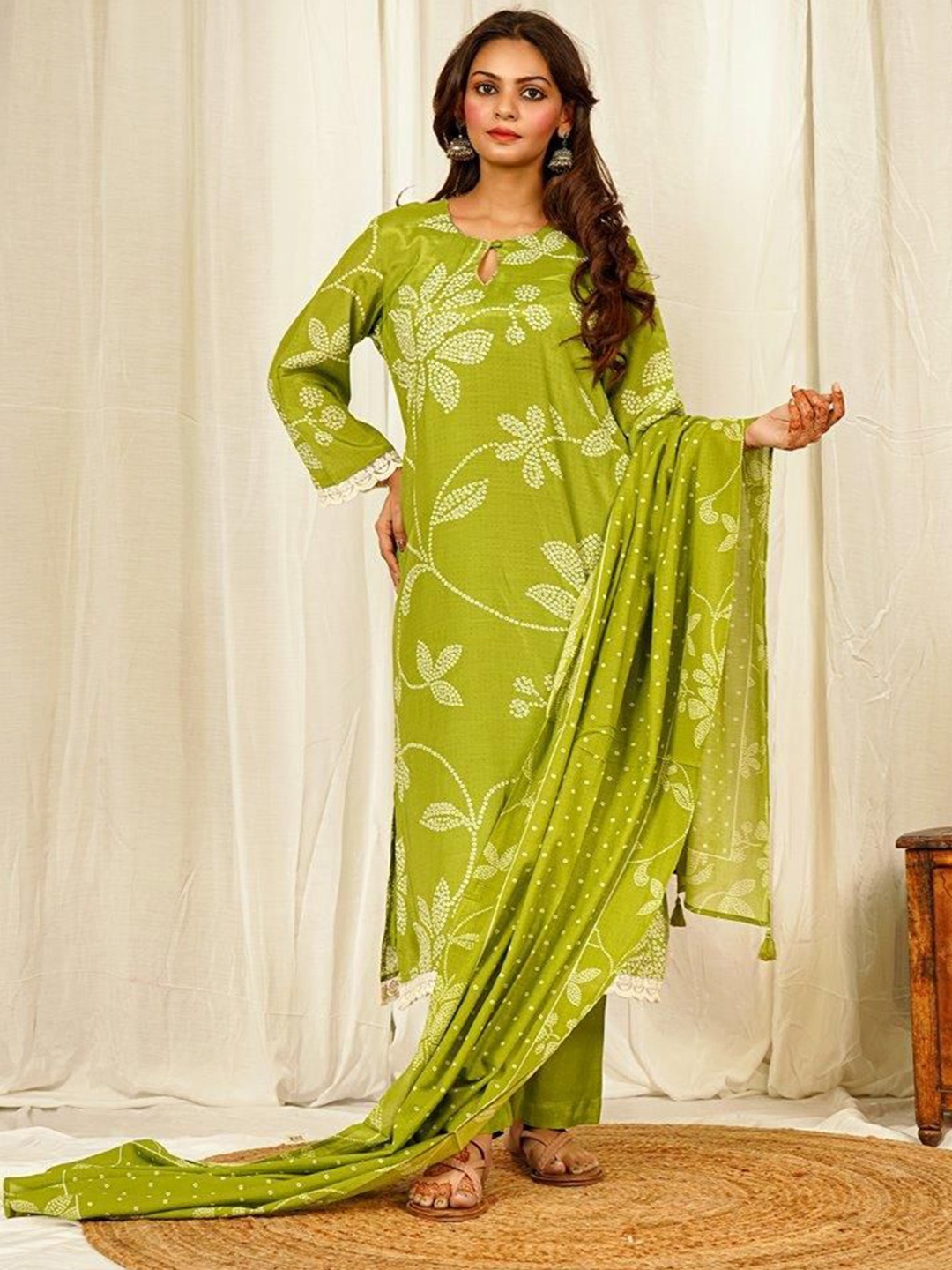 

EARTH O FAB Bandhani Floral Printed V-Neck Pure Silk Kurta With Trousers And Dupatta, Green