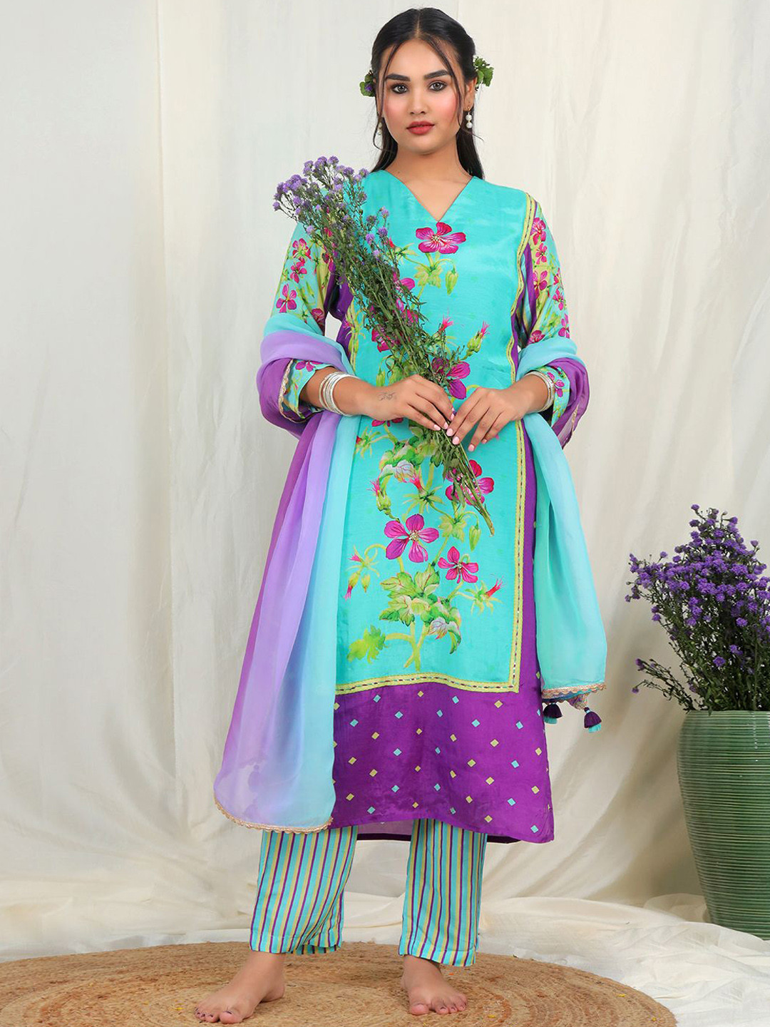 

EARTH O FAB Floral Printed V-Neck Pure Silk Kurta With Palazzo And Dupatta, Blue