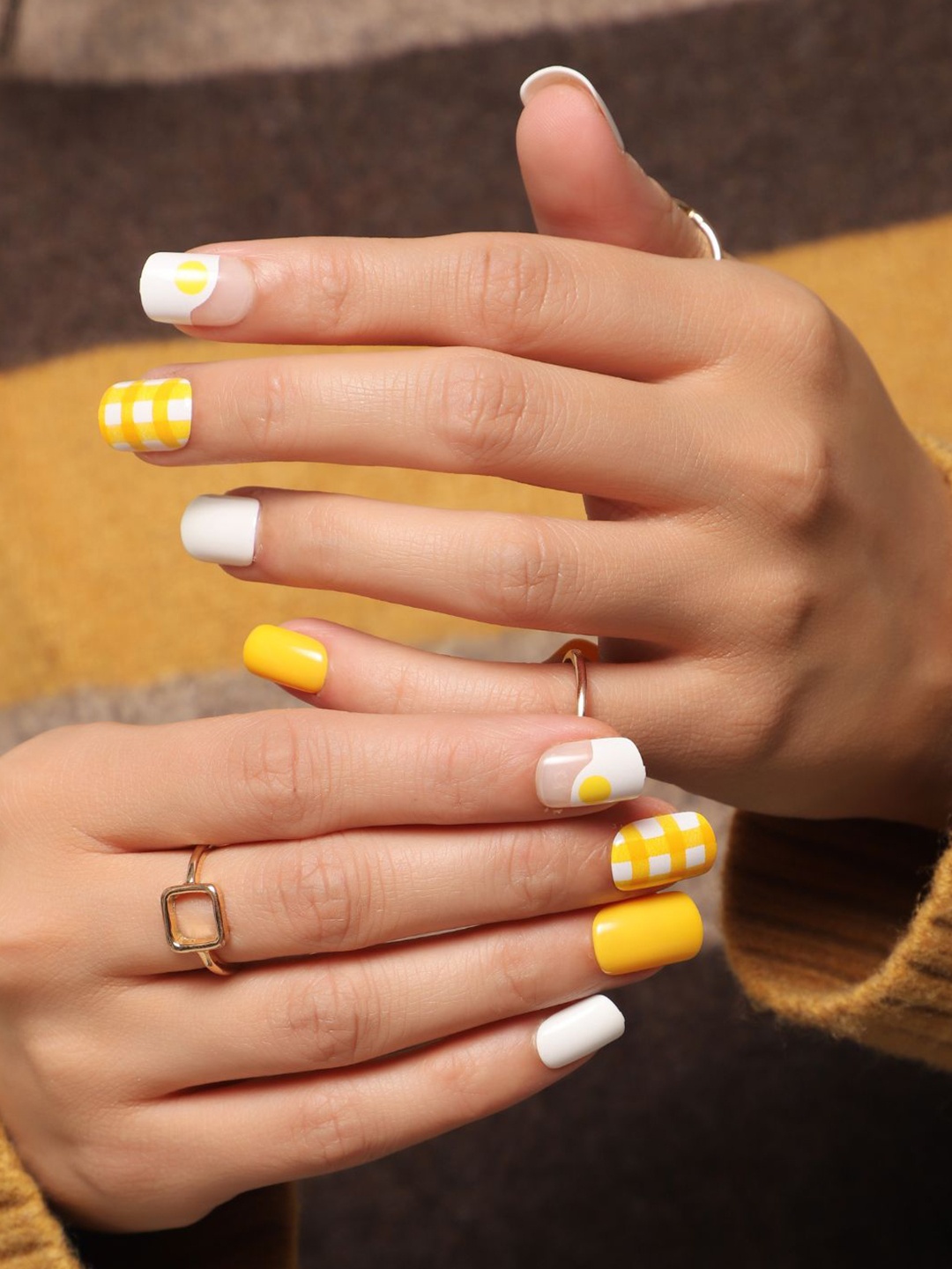 

LICK Set Of 30 Artificial Glossy Press On Nails Kit - Yellow & White