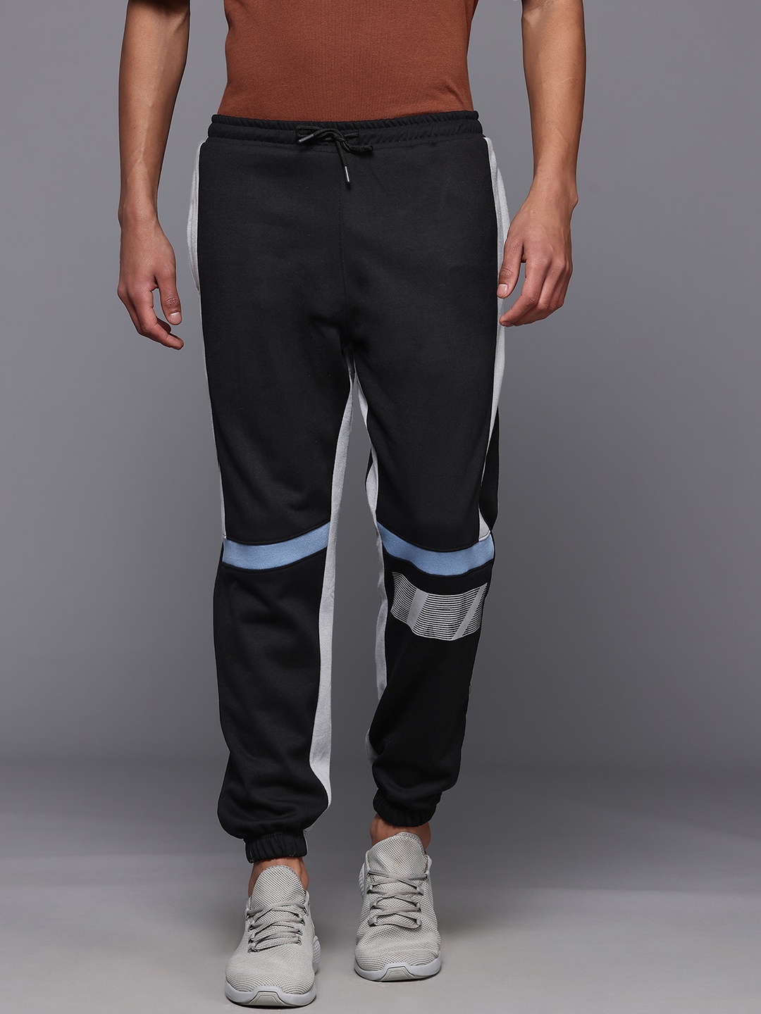 

HRX by Hrithik Roshan Men Printed Fleece Joggers, Black