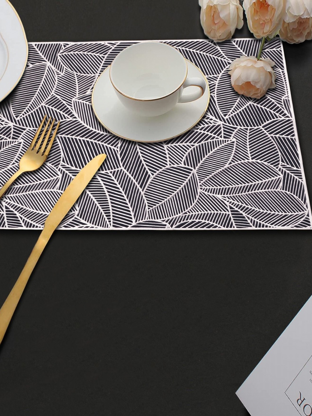 

LooMantha Silver-Toned 2 Pieces Geometric Textured Table Placemats