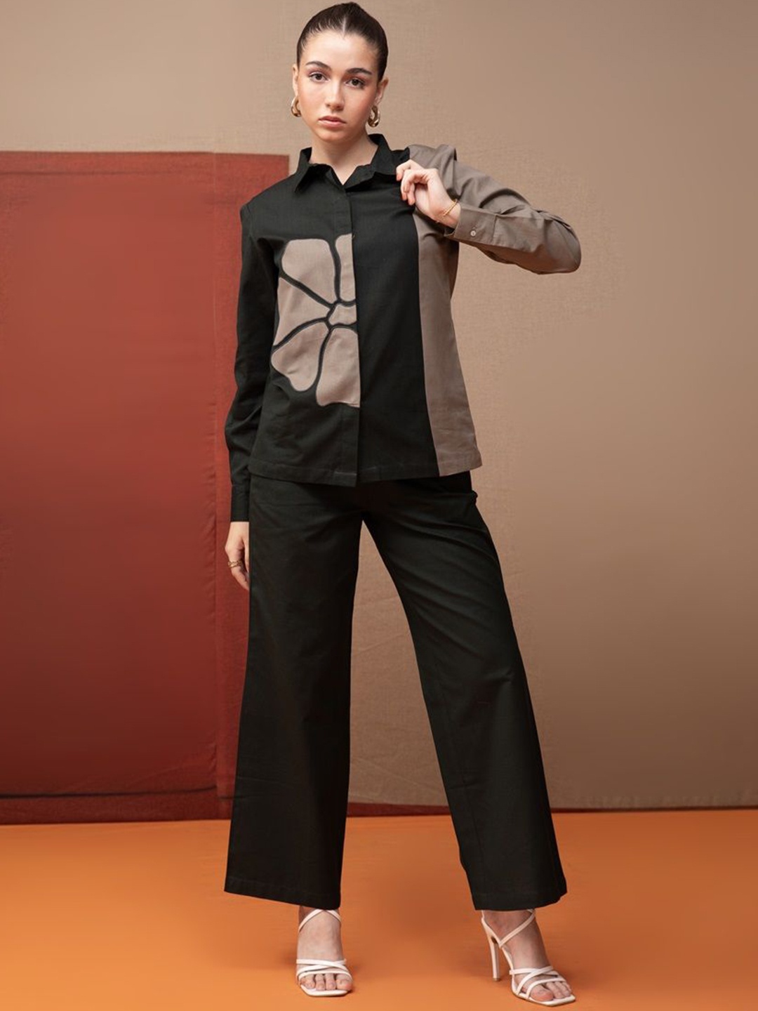 

Bannos Swagger Green Colourblocked Pure Cotton Shirt With Trouser