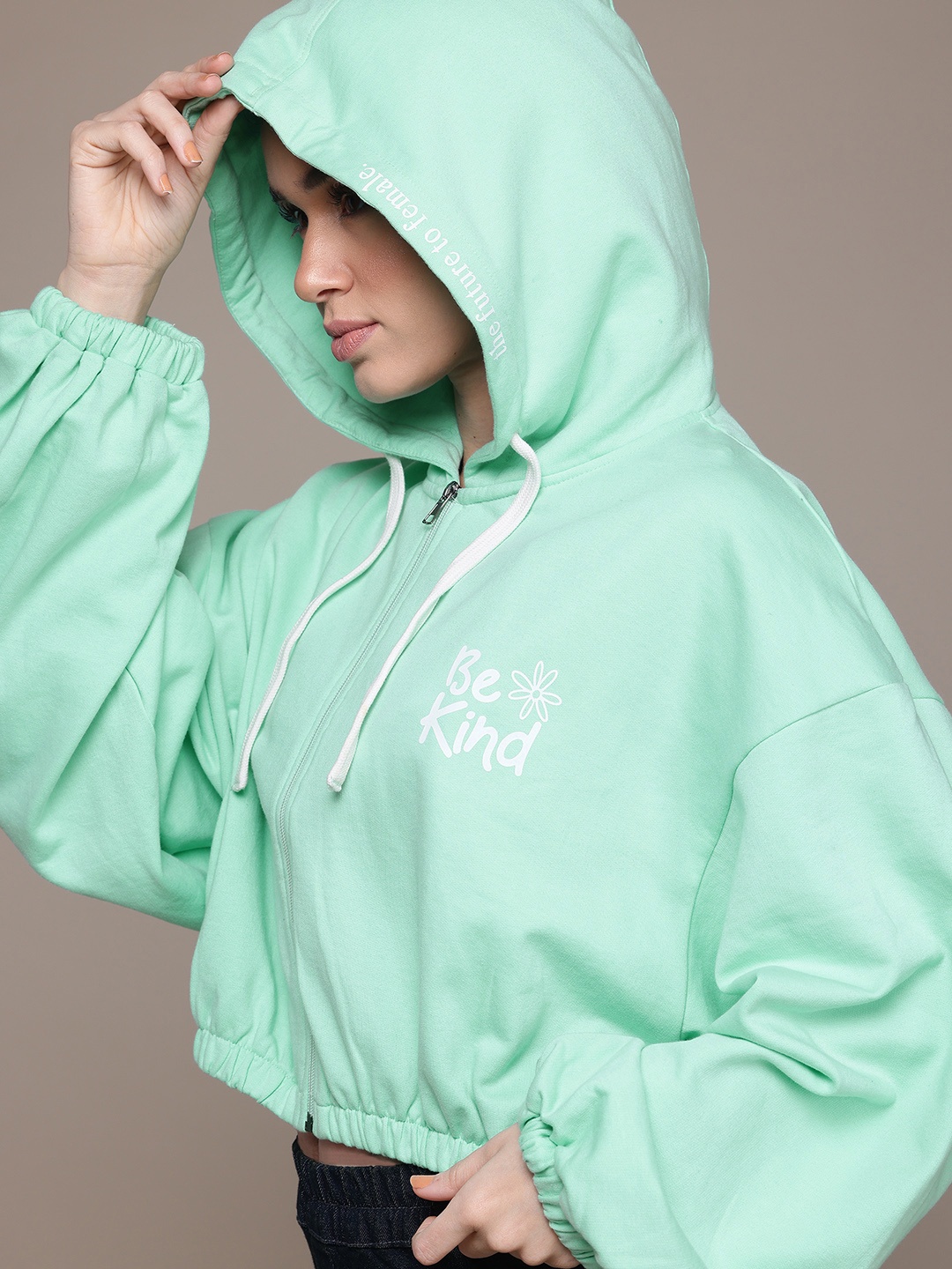 

The Roadster Lifestyle Co. Solid Hooded Crop Sweatshirt With Typography Detail, Green