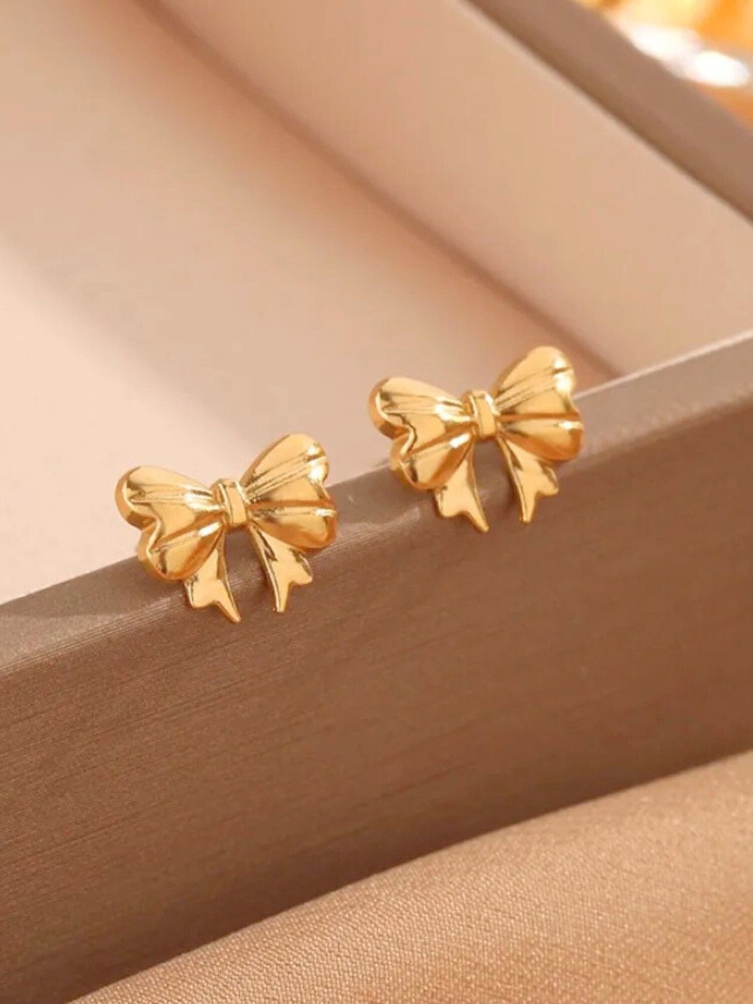 

SALVE Contemporary Shaped Studs, Gold