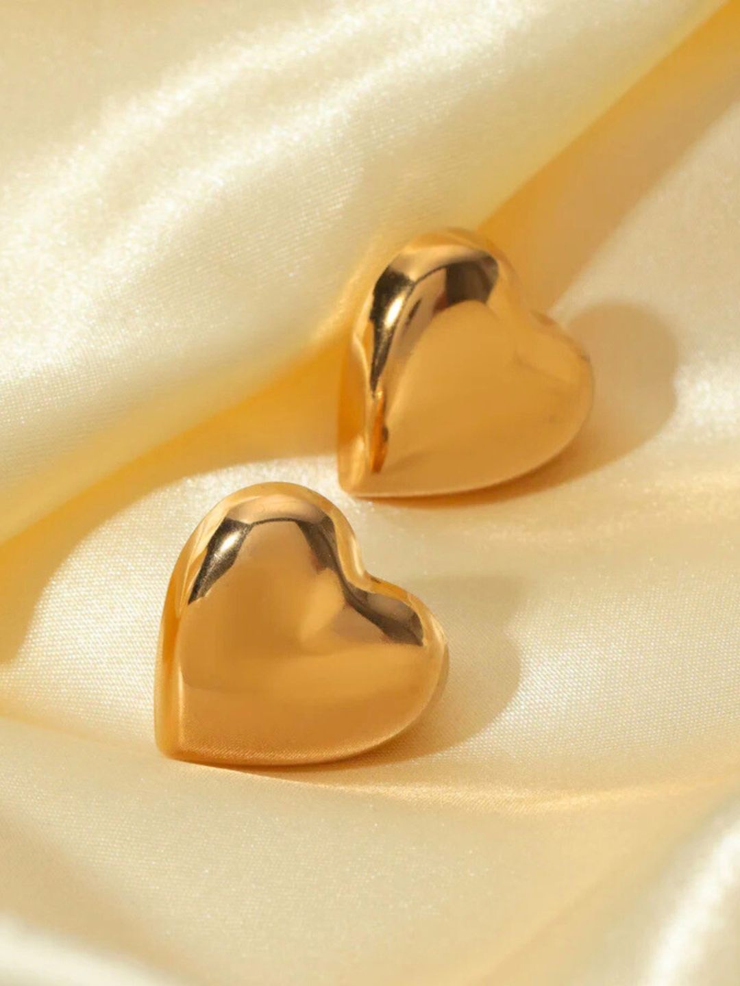 

SALVE Heart Shaped Studs, Gold