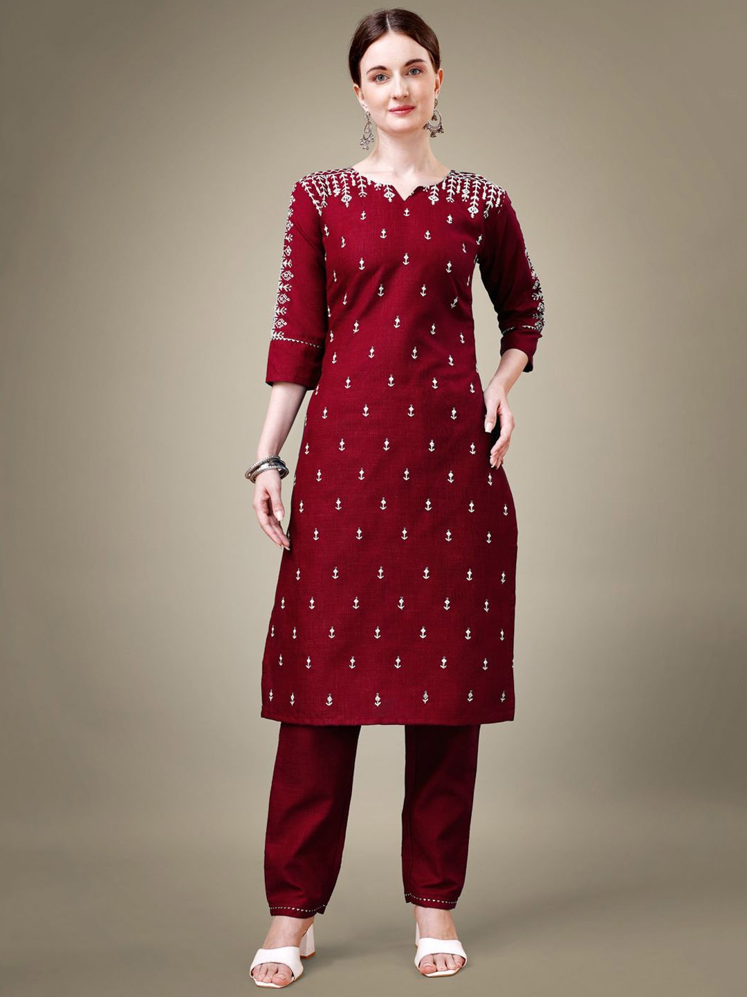 

BERISTON Geometric Embroidered Thread Work Notch Neck Straight Kurta With Trouser, Maroon