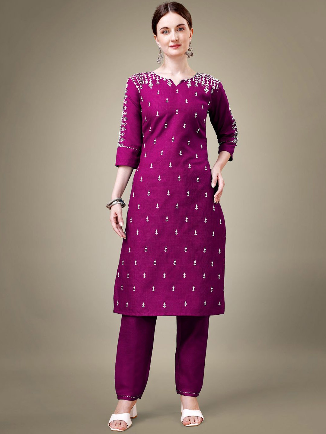 

BERISTON Geometric Embroidered Thread Work Notch Neck Straight Kurta With Trouser, Purple