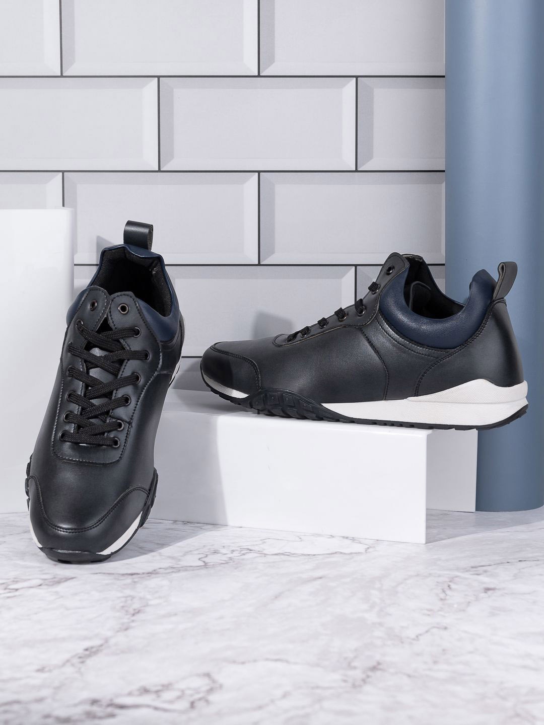 

Roadster Men Casual Sneakers, Black