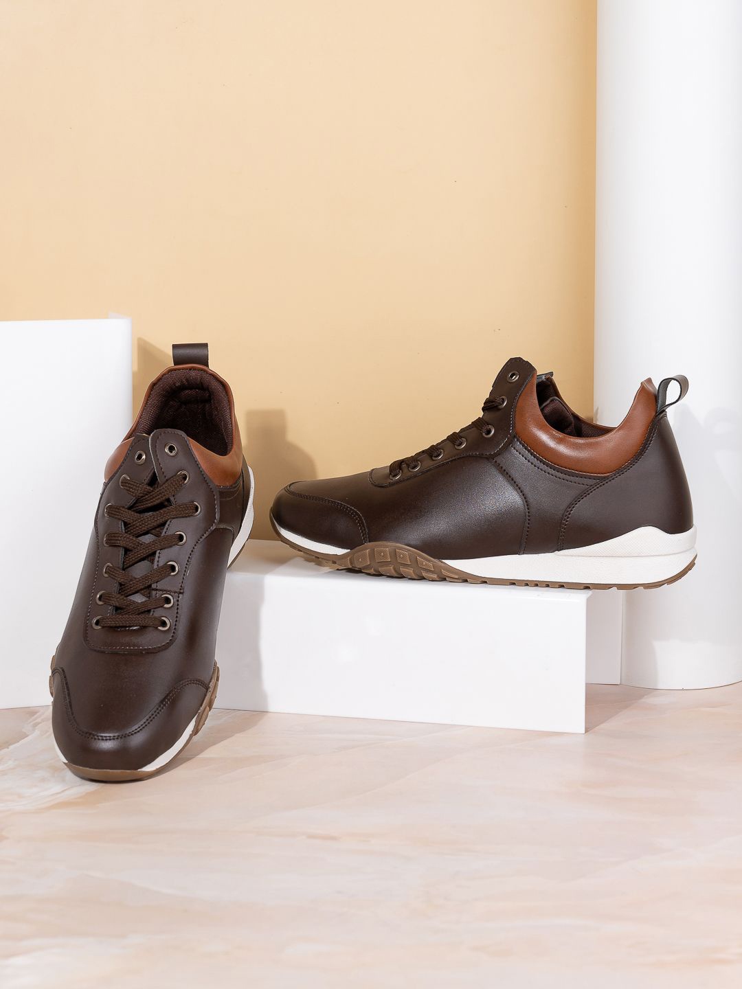 

Roadster Men Casual Lightweight Sneakers, Brown