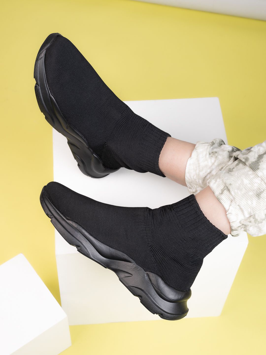 

The Roadster Lifestyle Co. Women Slip On Casual Sneakers, Black