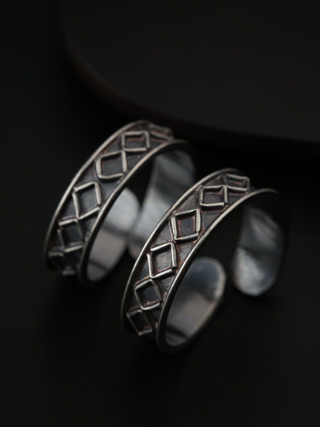 

House of Aadyaa Women Oxidised Toe Rings, Silver
