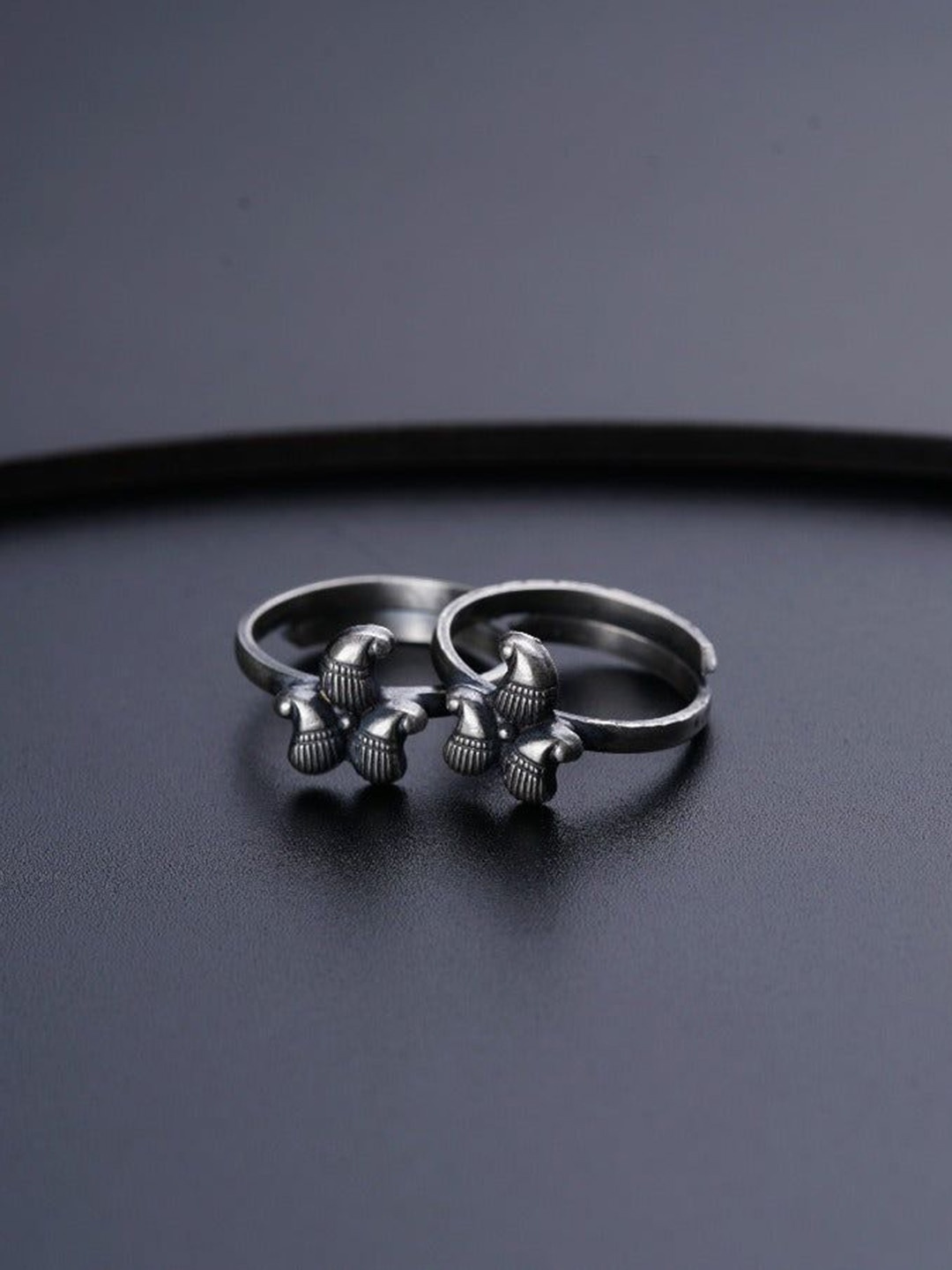 

House of Aadyaa Women Oxidised Toe Rings, Silver