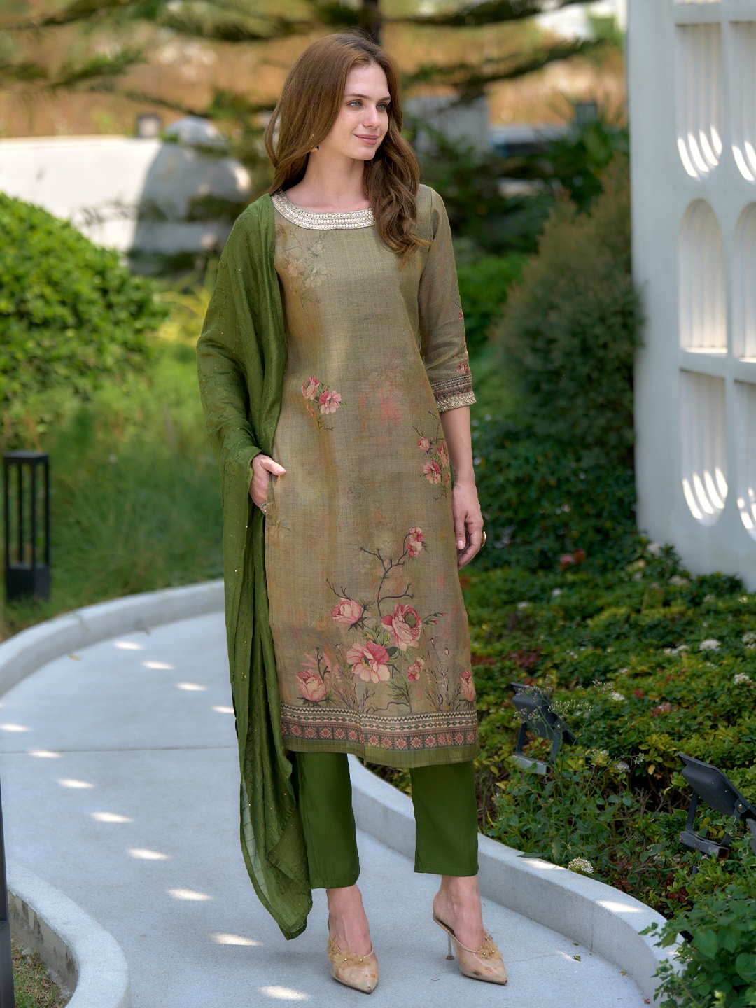 

SHREE LAXMINARAYAN EXPORT Floral Embroidered Straight Kurta With Trousers And Dupatta, Brown