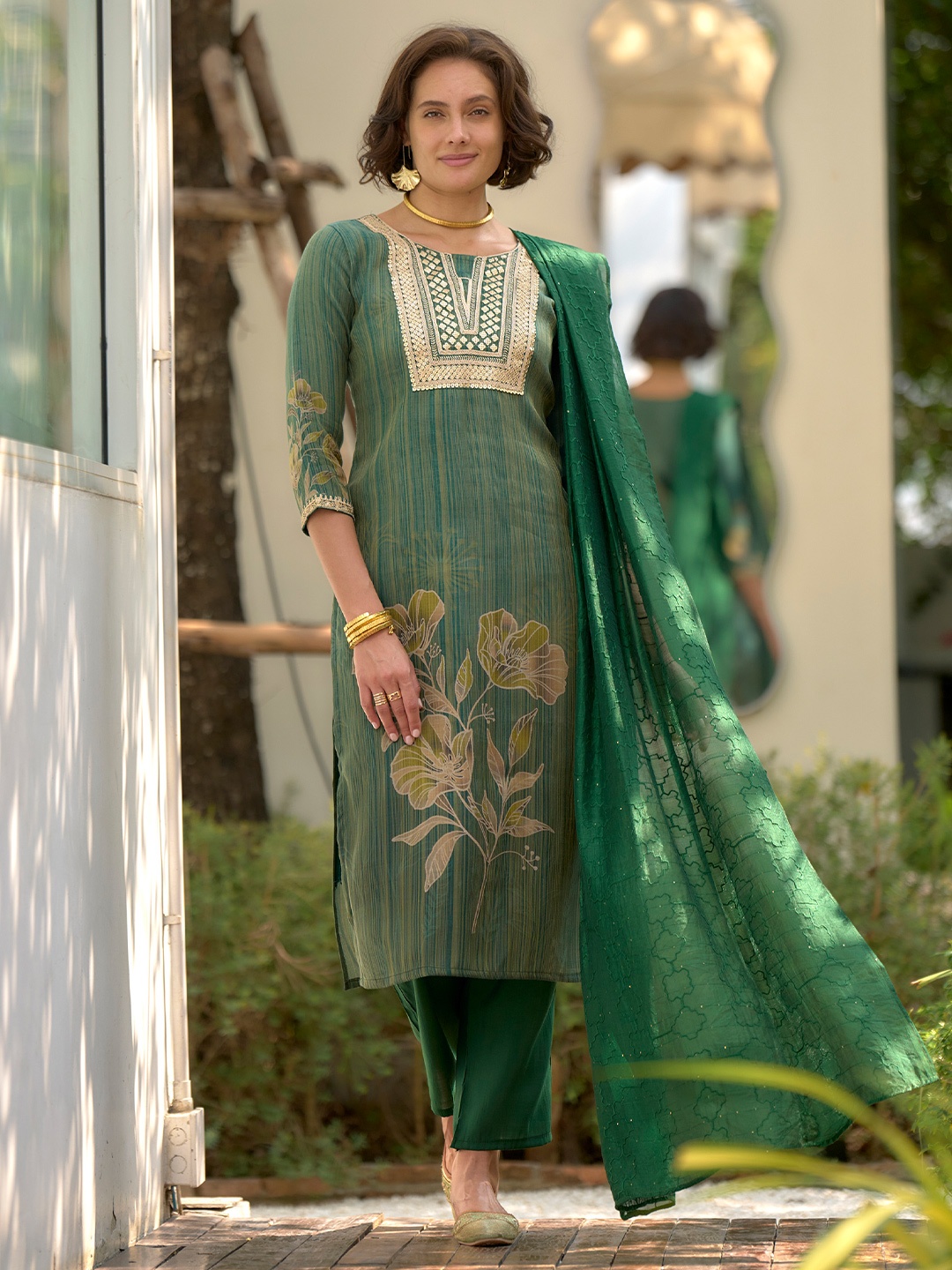 

SHREE LAXMINARAYAN EXPORT Floral Embroidered Straight Kurta With Trousers And Dupatta, Purple