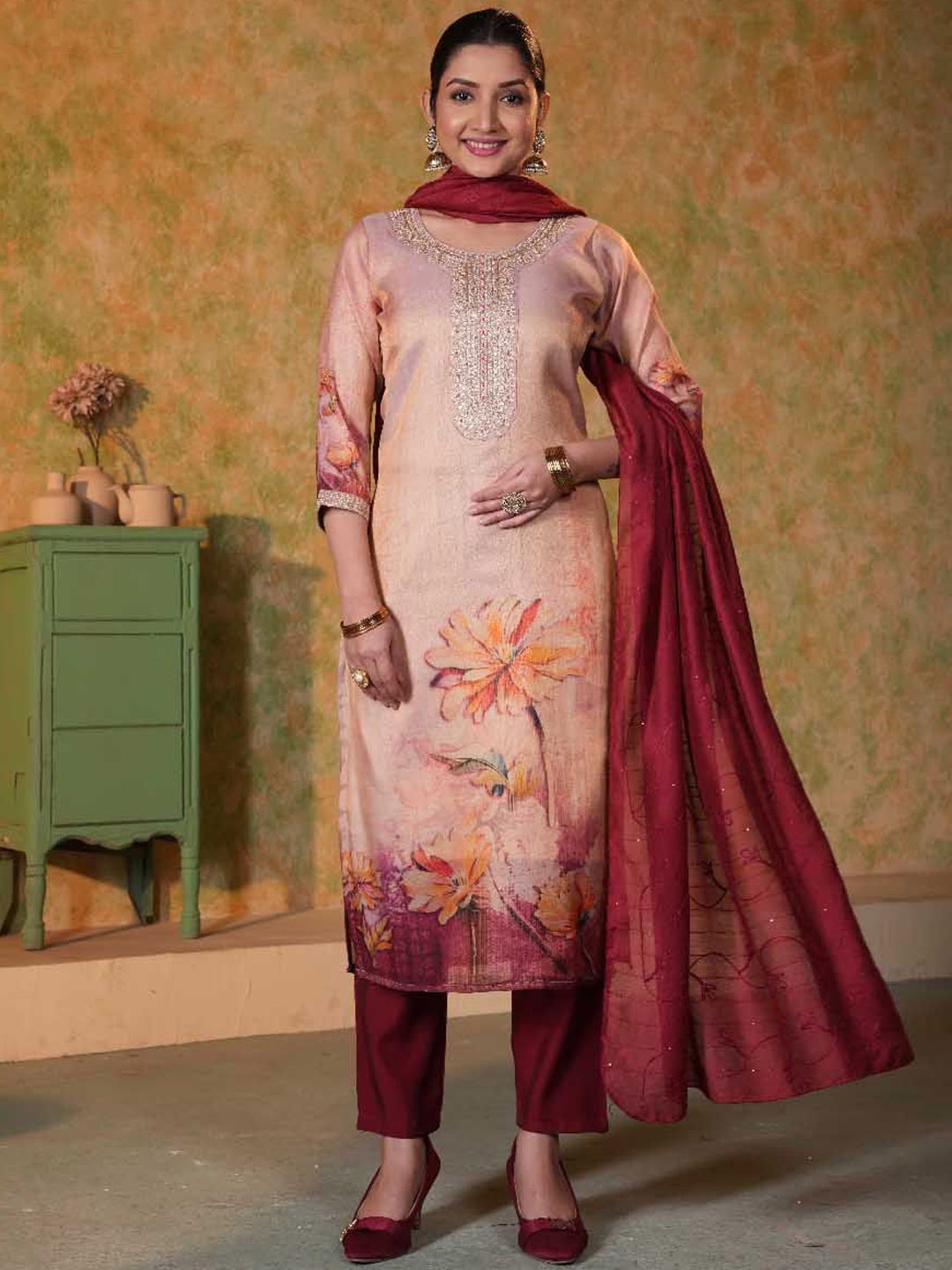 

SHREE LAXMINARAYAN EXPORT Floral Embroidered Straight Kurta With Trousers And Dupatta, Peach