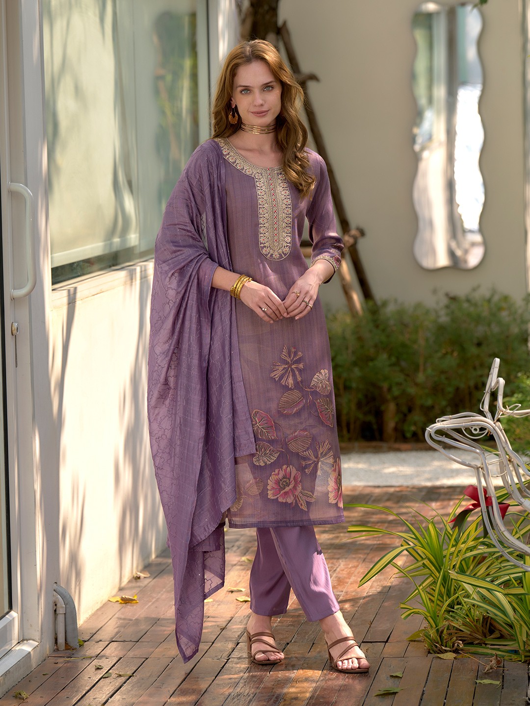 

SHREE LAXMINARAYAN EXPORT Floral Embroidered Straight Kurta With Trousers And Dupatta, Violet