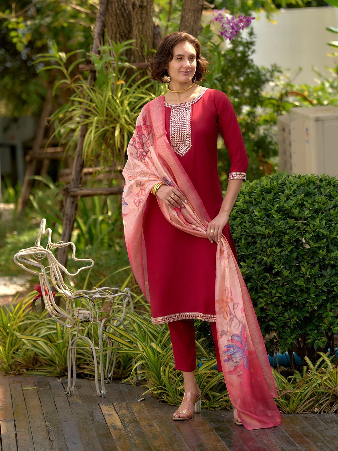 

SHREE LAXMINARAYAN EXPORT Ethnic Motif Embroidered Straight Kurta With Trousers & Dupatta, Red