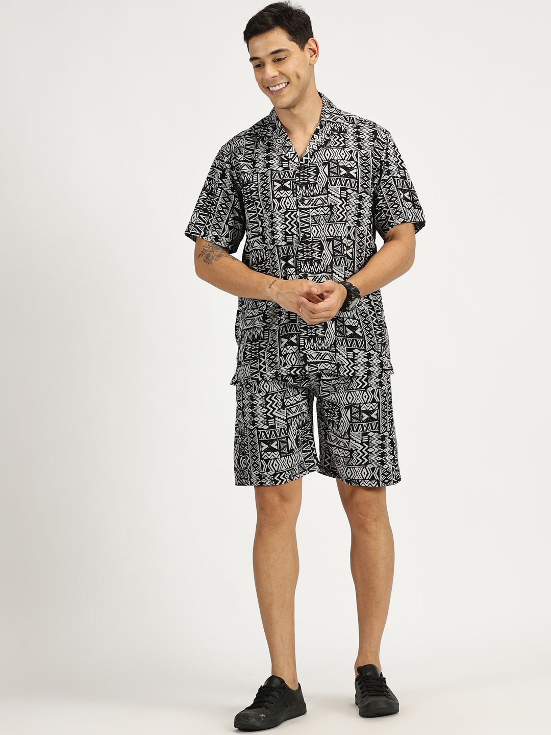 

RAVINIK Abstract Printed Shirt With Short, Black