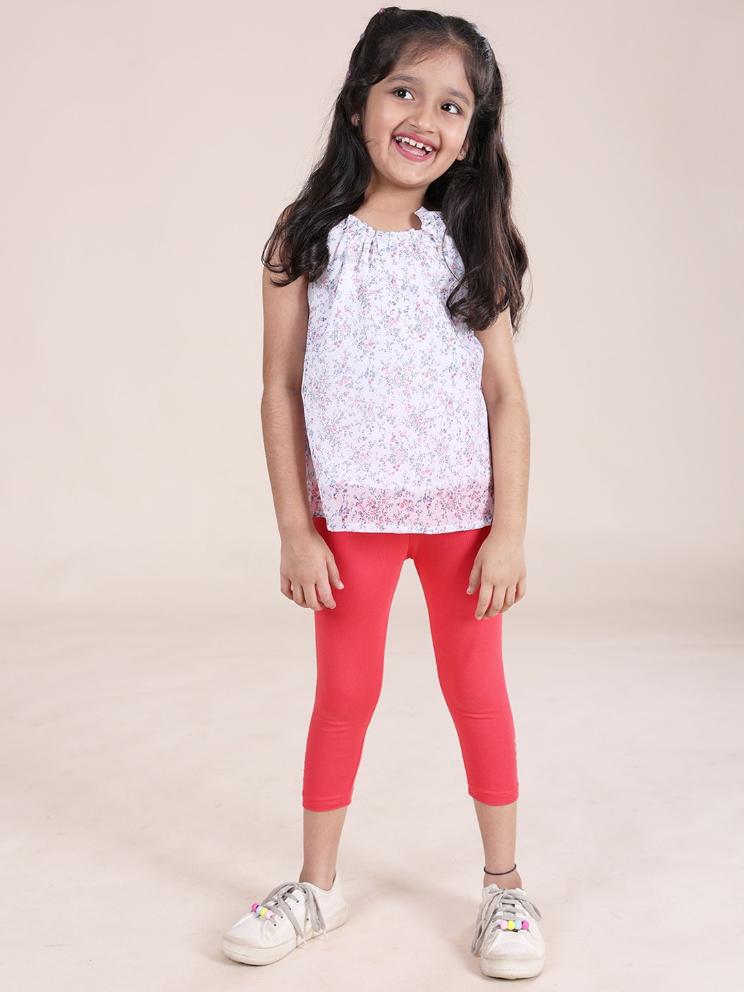 

KiddoPanti Girls Printed Round Neck Top With Capris, White