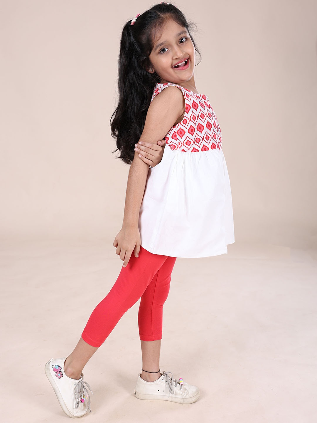 

KiddoPanti Girls Printed Top with Capris, Red