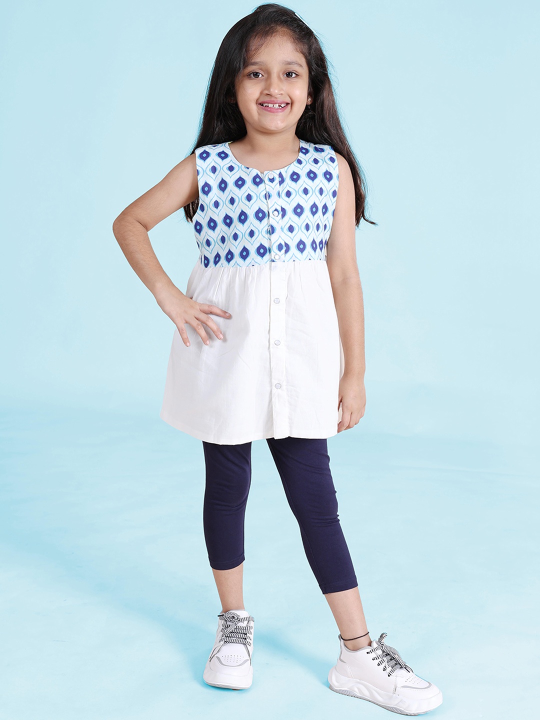 

KiddoPanti Girls Printed Round Neck Top With Capris, White