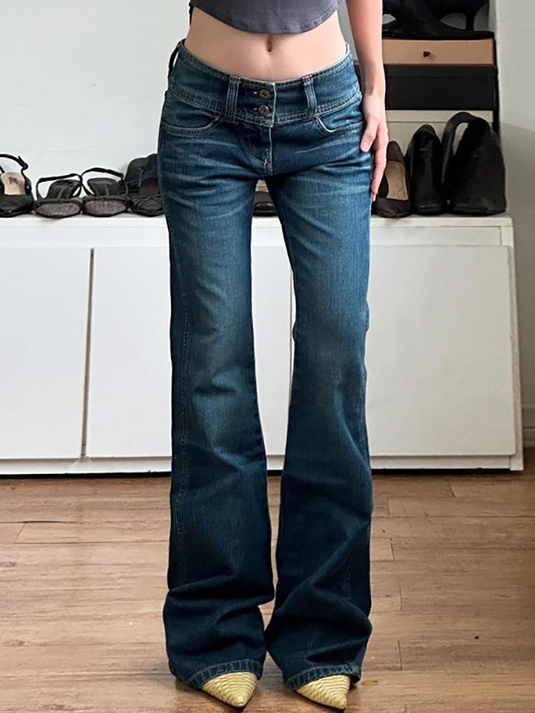 

StyleCast x Revolte Women Light Fade Mid-Rise Mom Fit Jeans, Blue