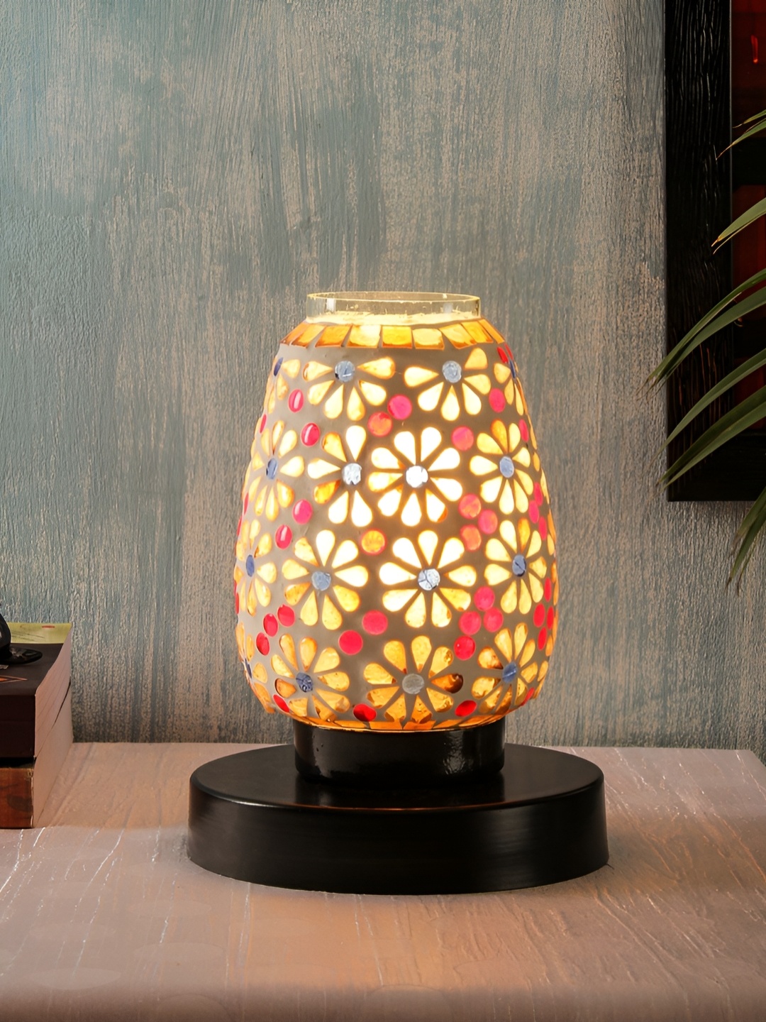 

Devansh White & Black Floral Textured Abstract Shaped Glass Table Lamp With Wooden Base