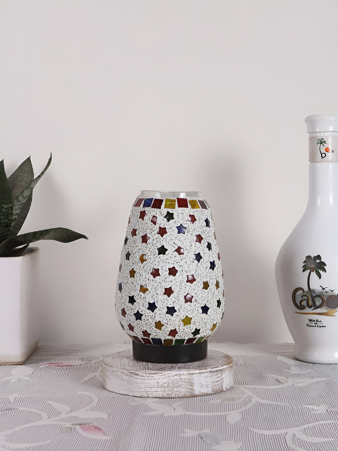 

Devansh White & Maroon Textured Abstract Shaped Glass Table Lamp With Wooden Base