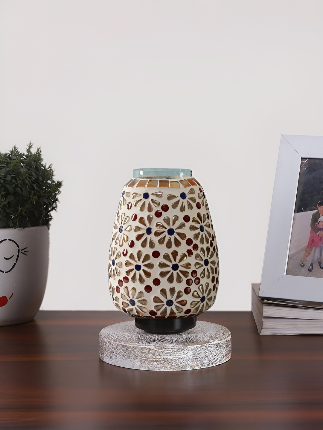 

Devansh White Textured Glass floral Abstract Shaped Table Lamp